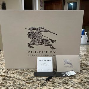 Burberry bag with strap . Excellent condition. Height 10width 12 depth 5